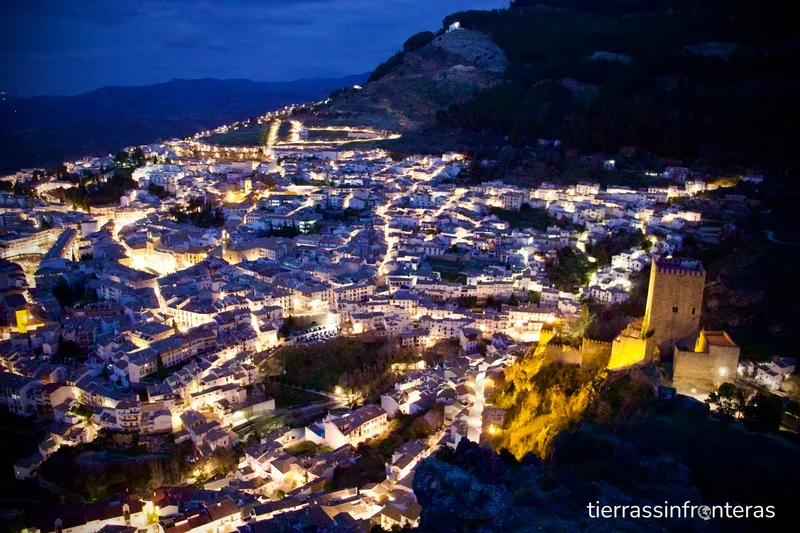 vista de cazorla y castillo de yedra por la noche