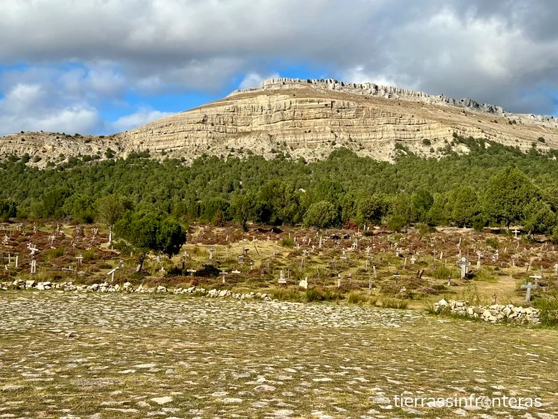 entorno natural del cementerio, montañas calizas y pinares