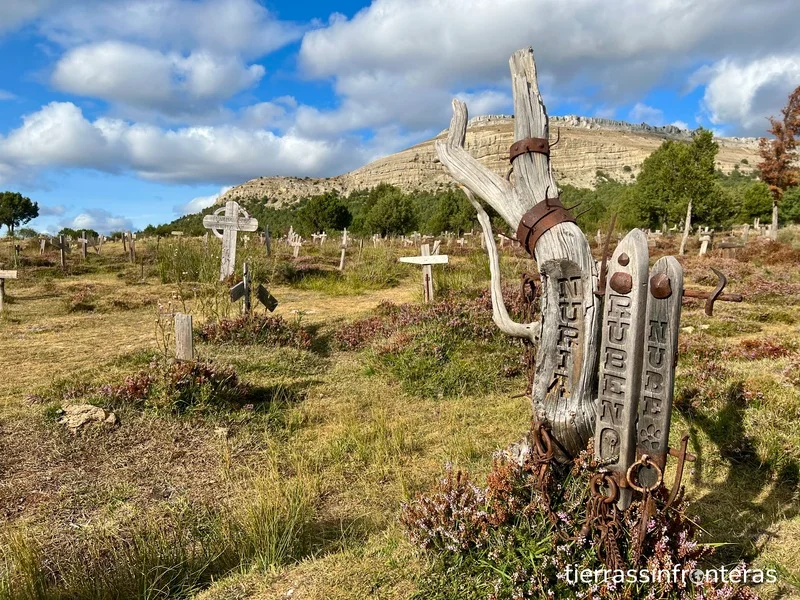 cruces con diferentes formas y dedicadas a sus benefactores