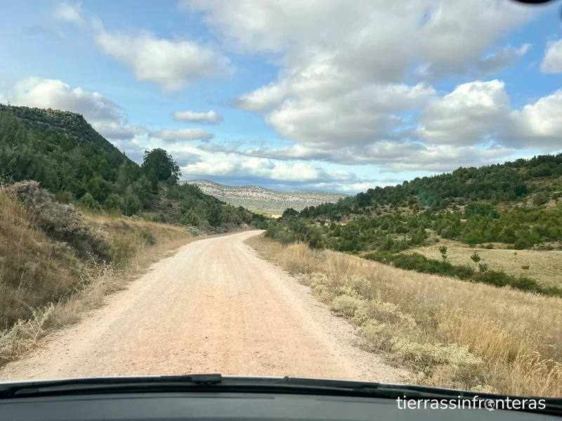 camino de acceso, pista de tierra, al campo santo