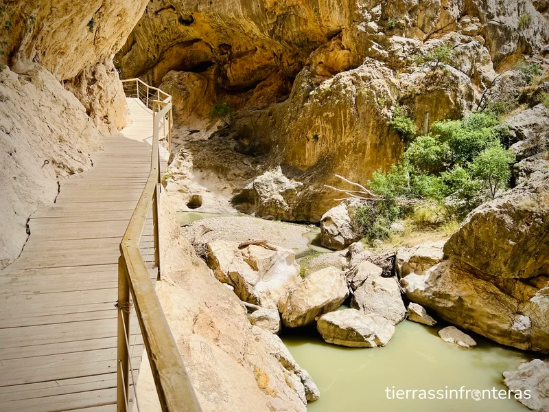 Pasarelas de la ruta de senderismo de Moclín