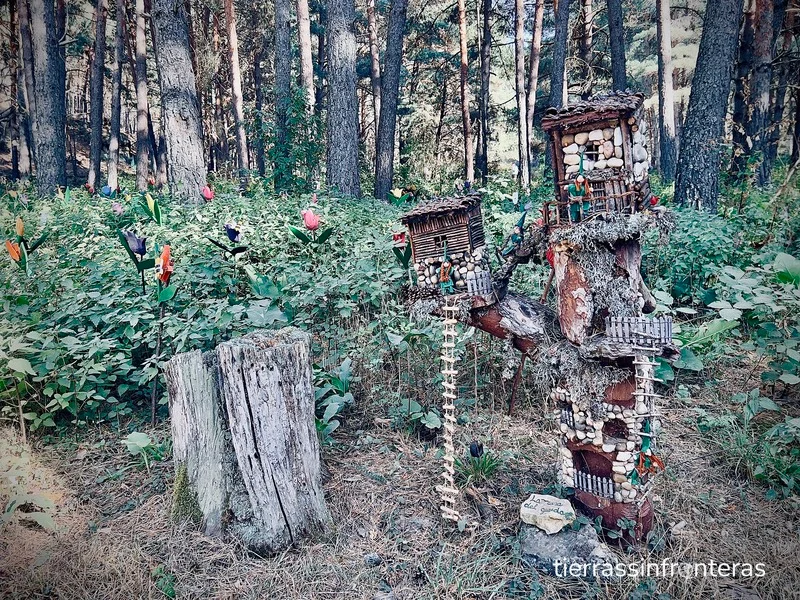 Bosque mágica, casas y bosque de tulipanes
