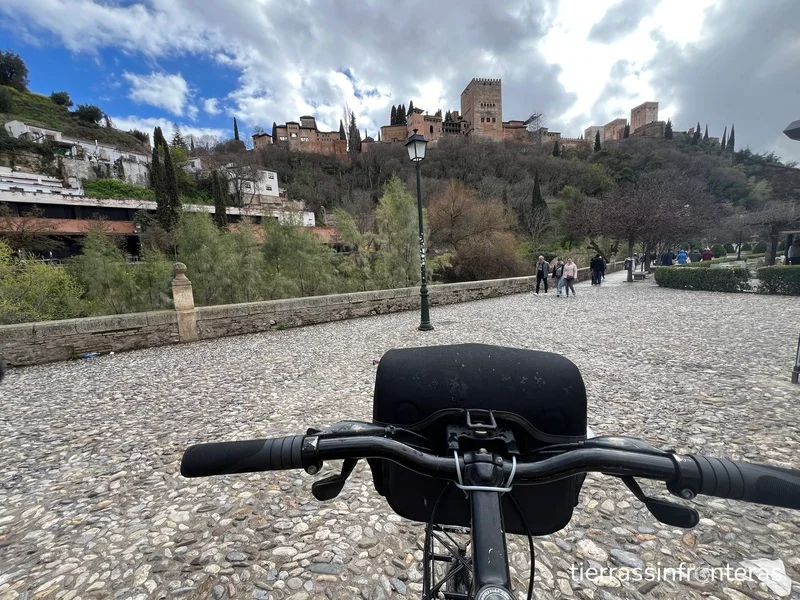 Foto de la Alhambra con bicicleta viaje